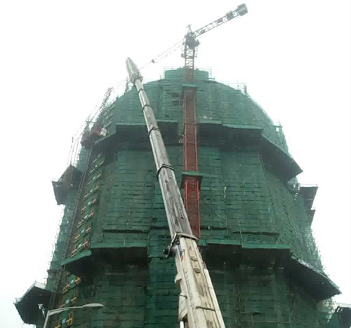 滁州吊车在工地上作业